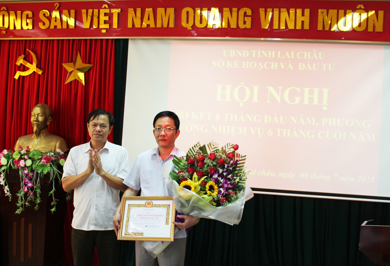 Đồng chí Đặng Văn Châu – Phó Bí thư Đảng bộ trao quyết định và huy hiệu 30 năm tuổi Đảng cho đồng chí Nguyễn Quang Huy.