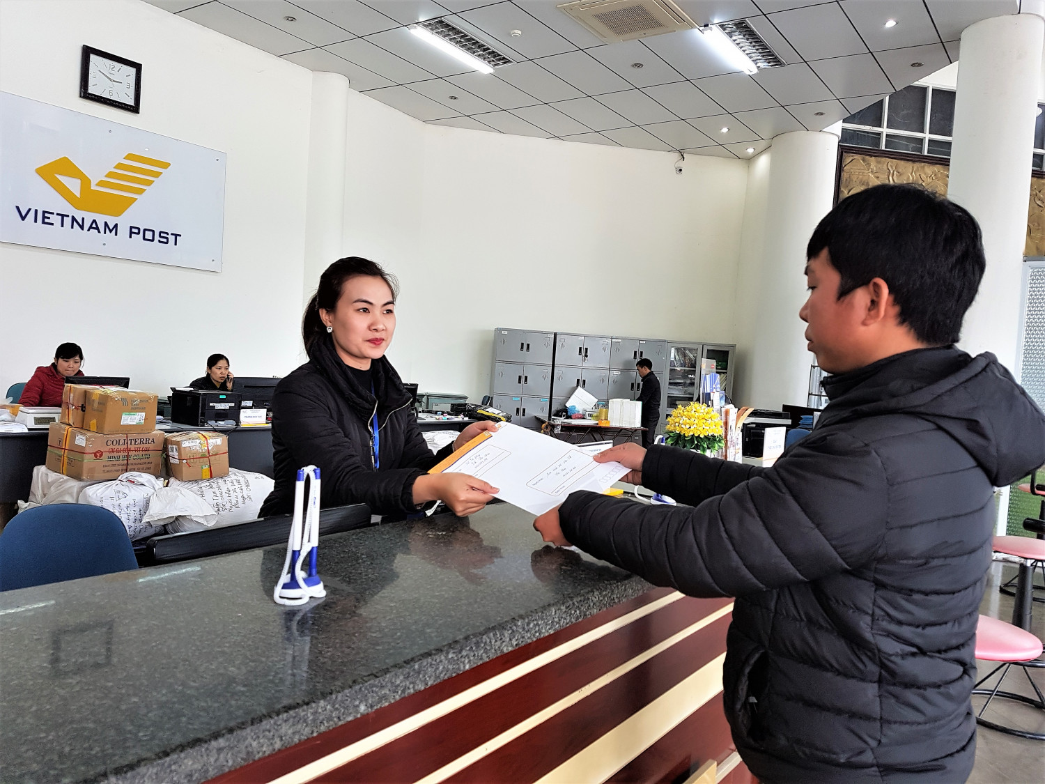 Khách hàng gửi hồ sơ qua dịch vụ bưu chính công ích tại Bưu điện tỉnh Lai Châu