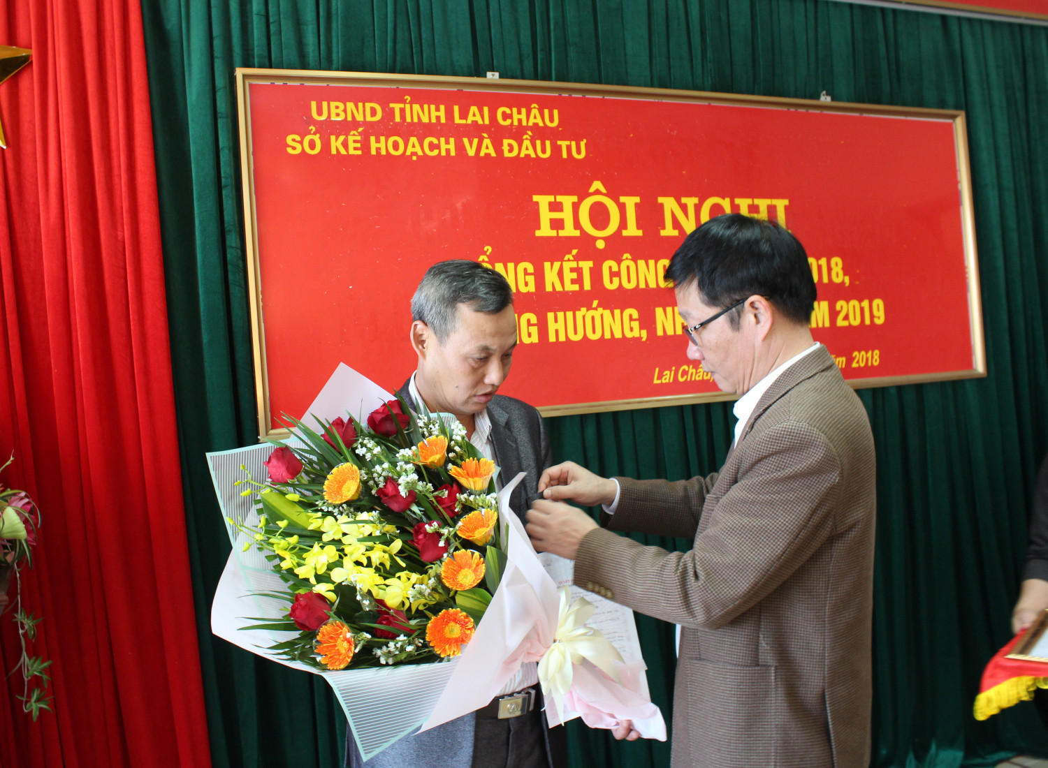 Đồng chí Nguyễn Quang Huy - Bí thư Đảng bộ trao huy hiệu 30 năm tuổi Đảng cho đồng chí Nguyễn Văn Ba