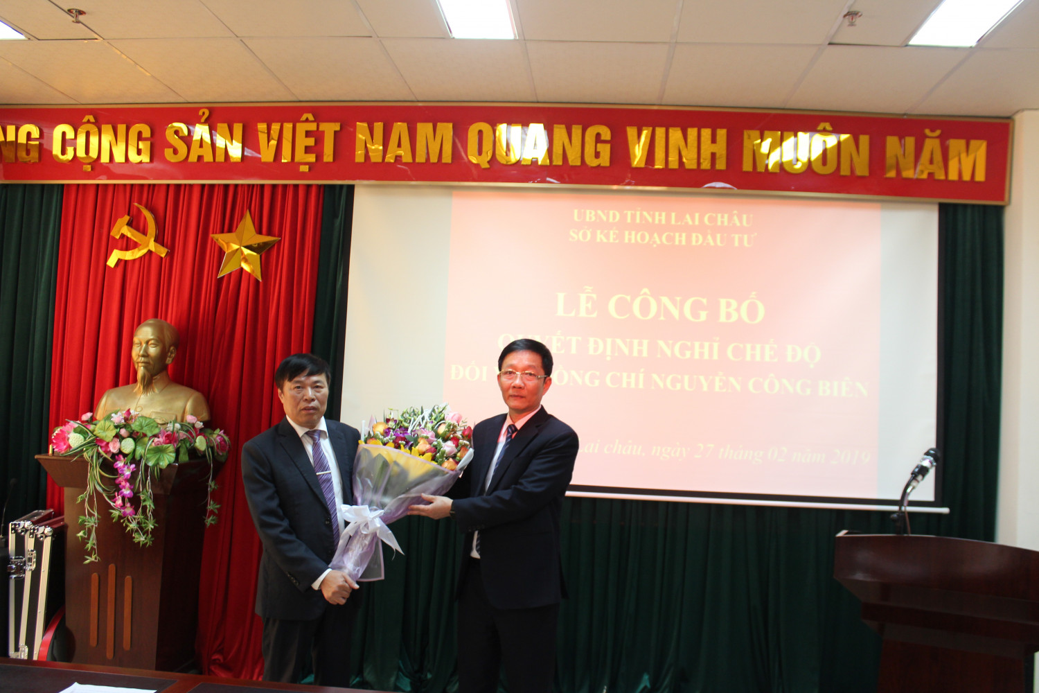 Thay mặt tập thể lãnh đạo Sở, đồng chí Nguyễn Quang Huy đã tặng hoa chúc mừng đồng chí Nguyễn Công Biên