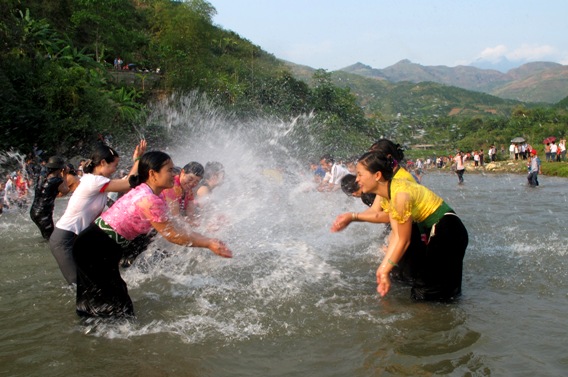 Mọi người cùng tham gia té nước tại Lễ hội Then Kin Pang, huyện Phong Thổ.