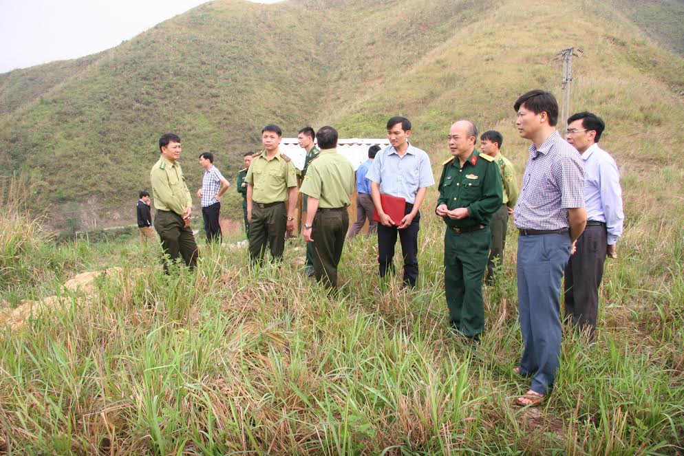 Đoàn công tác kiểm tra đường bằng cản lửa tại bản Hua Cần, xã Nậm Cần.