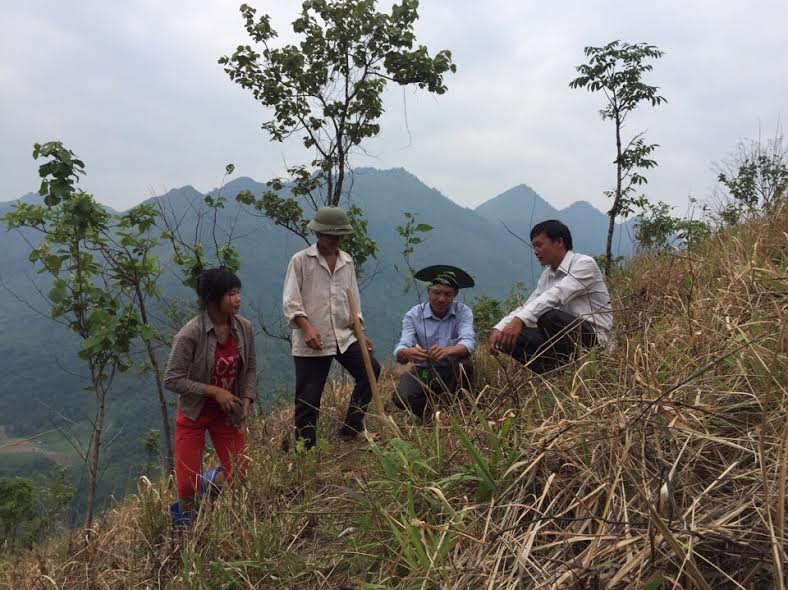 Cán bộ Ban Quản lý rừng phòng hộ huyện Tam Đường hướng người dân bản Na Đông (xã Thèn Sin) kỹ thuật trồng rừng.