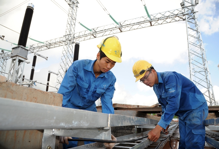 Tập đoàn Điện lực Việt Nam là một trong số những đơn vị đã đẩy nhanh được tiến độ giải ngân vốn đầu tư công trong các tháng cuối năm. Trong ảnh: Thi công Trạm biến áp 220 kV Khu công nghiệp Hải Hà (Quảng Ninh). Ảnh: QUANG ANH