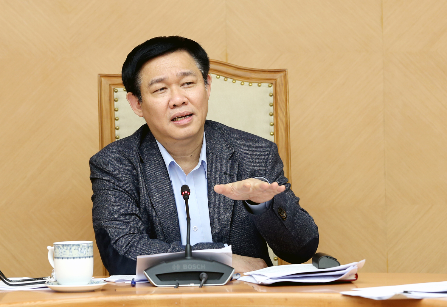 Phó Thủ tướng Vương Đình Huệ chủ trì buổi họp với các bộ, ngành bàn về việc triển khai Nghị quyết số 30/2017/NQ-CP của Chính phủ. Ảnh: VGP/Thành Chung