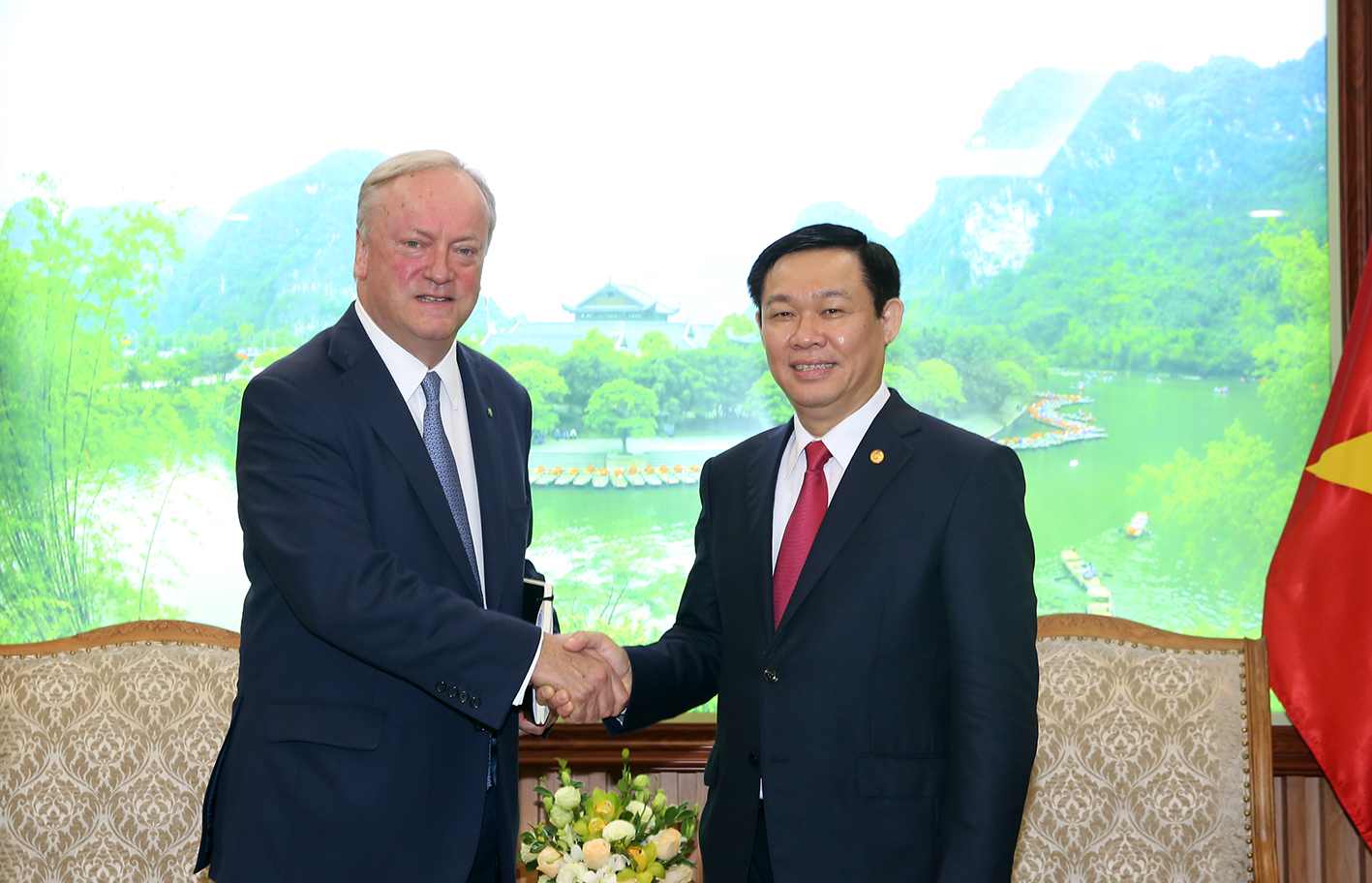 Phó Thủ tướng Vương Đình Huệ và ông David Cruiskshank, Chủ tịch Hãng kiểm toán Deloitte toàn cầu - Ảnh: VGP/Thành Chung