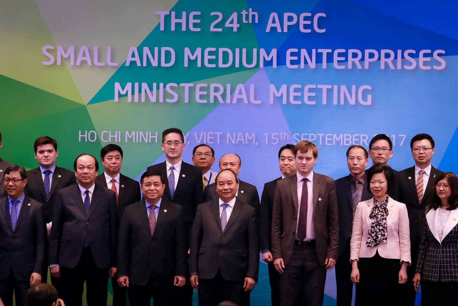Thủ tướng Nguyễn Xuân Phúc cùng các bộ trưởng kinh tế thành viên APEC và chuyên gia kinh tế 