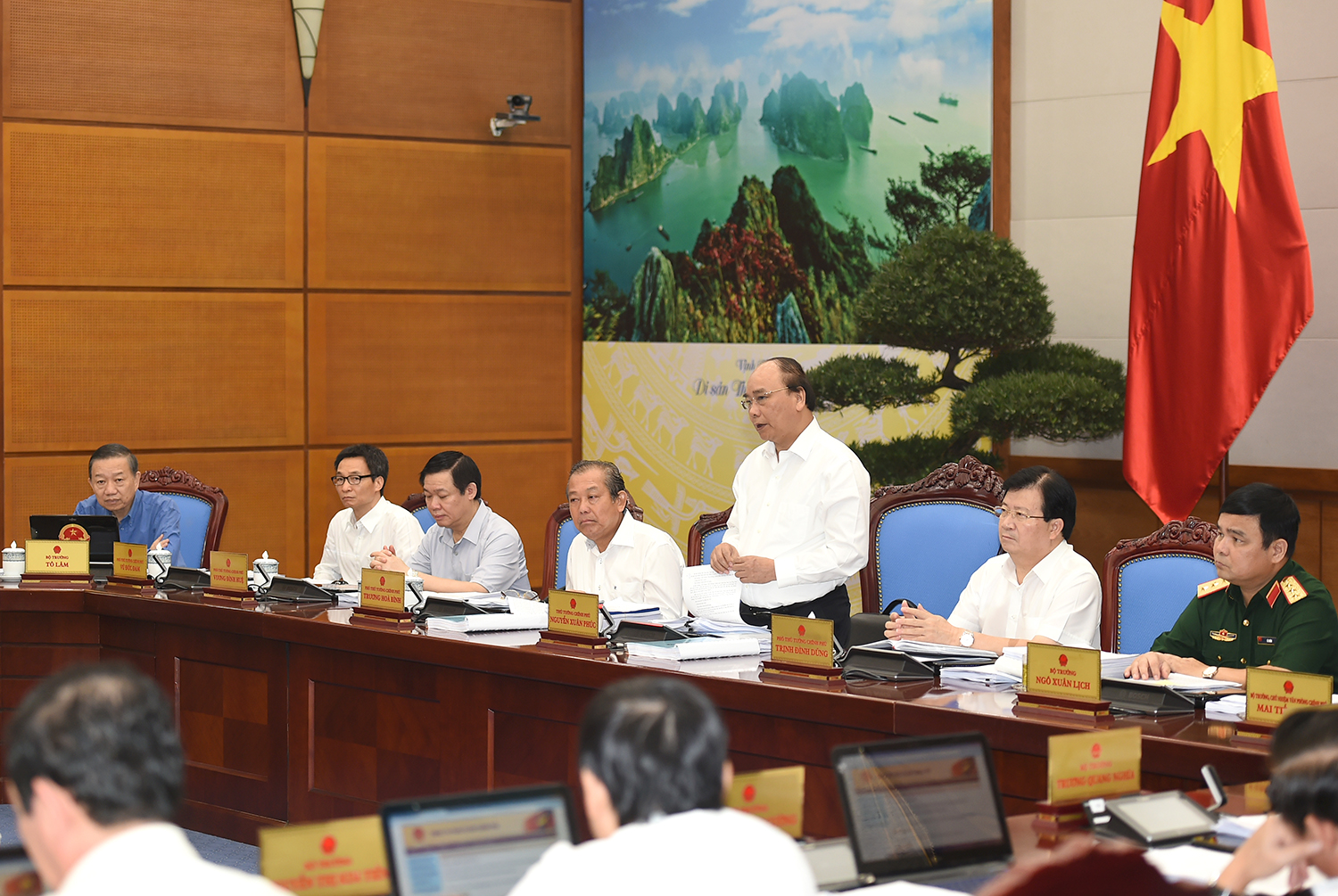 Thủ tướng Nguyễn Xuân Phúc chủ trì phiên họp Chính phủ chuyên đề pháp luật ngày 22/8. - Ảnh: VGP