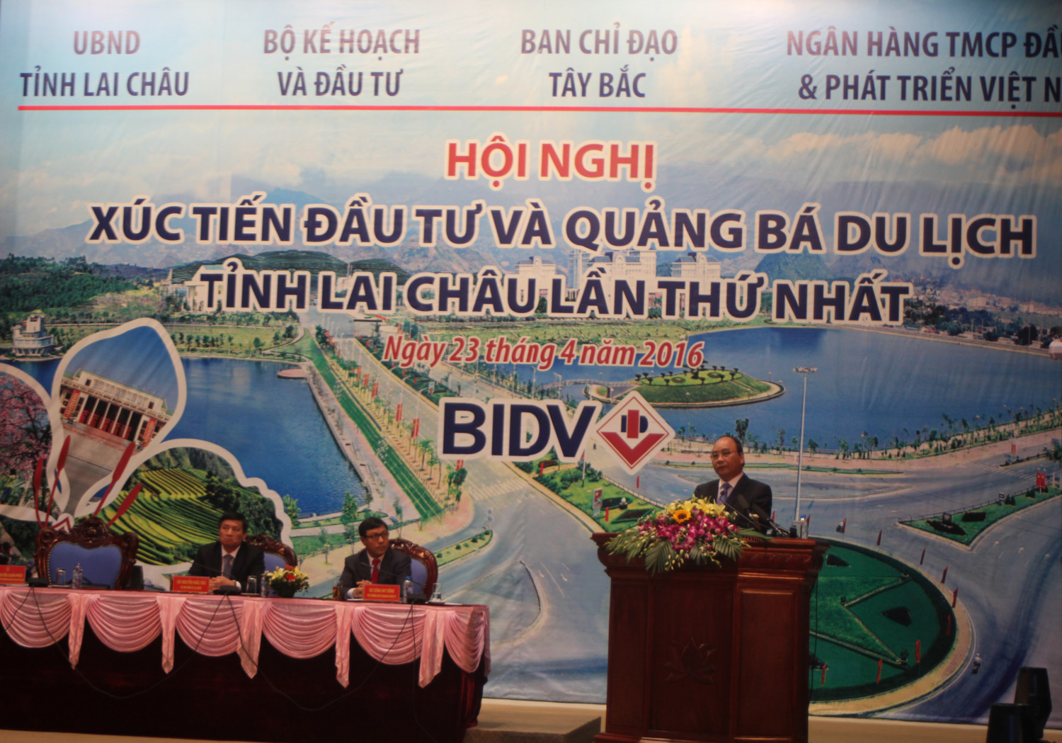 Thủ tướng Nguyễn Xuân Phúc phát biểu tại Hội nghị XTĐT và Quảng bá Du lịch tỉnh Lai Châu