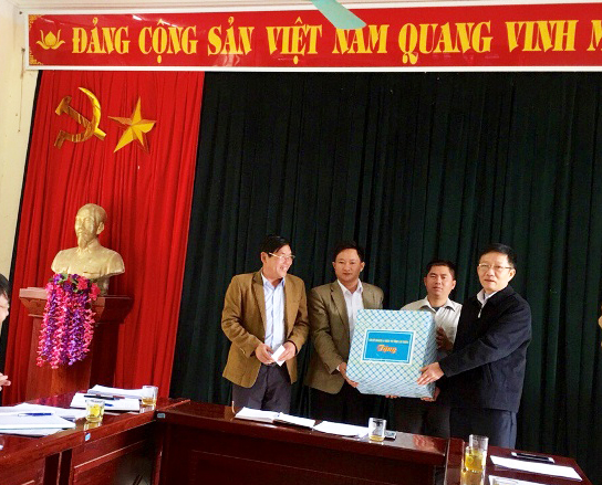 Đ/c Nguyễn Quang Huy – Tỉnh ủy viên, Giám đốc Sở Kế hoạch và Đầu tư tặng quà cho Đảng bộ Xã Tà Mít, huyện Tân Uyên