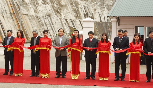 Phó Thủ tướng Chính phủ Hoàng Trung Hai cùng các đ/c lãnh đạo các bộ, ngành, chính quyền địa phương cắt băng khánh thành Nhà máy thuỷ điện bản Chát 