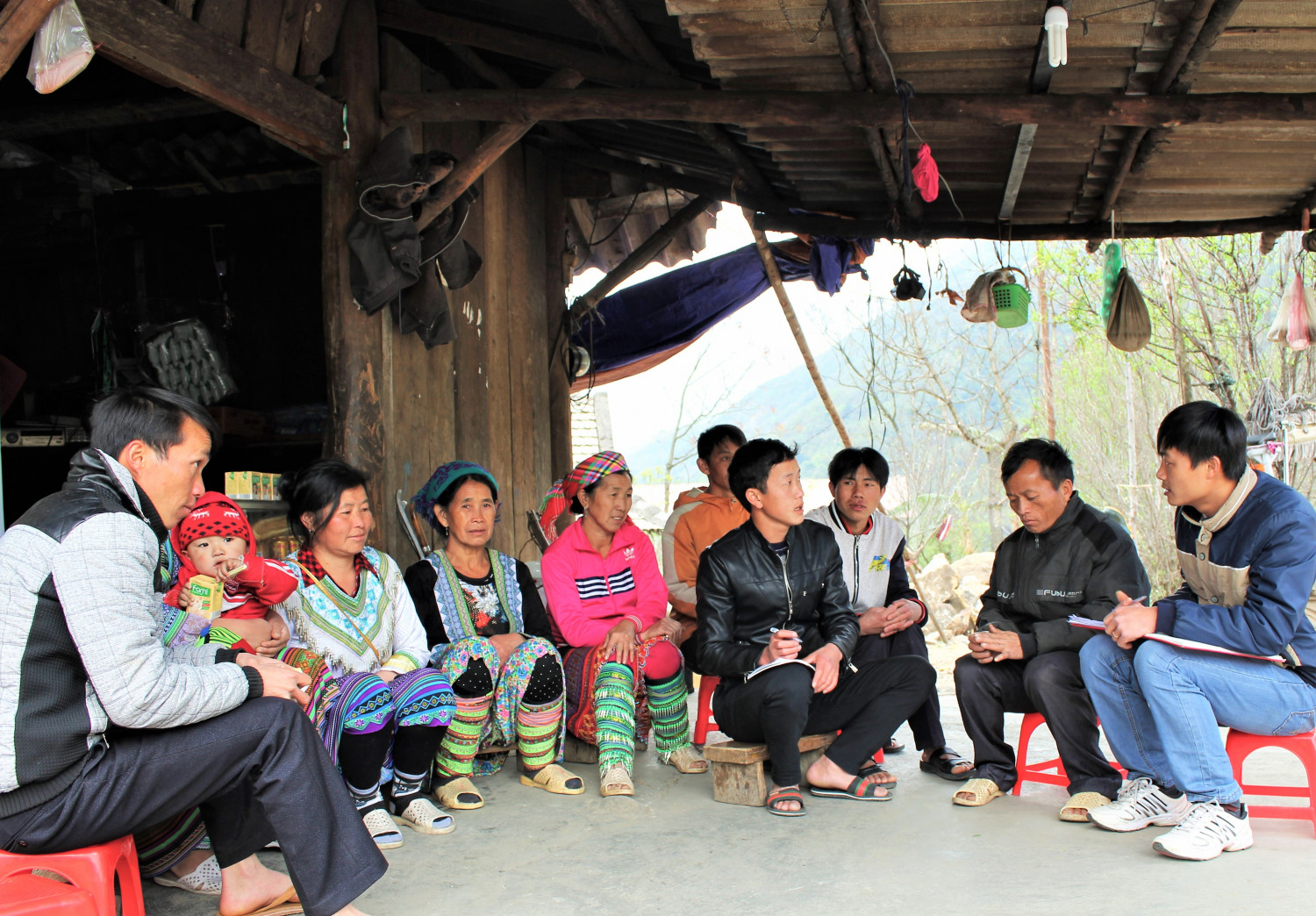 Cán bộ xã Chu Va, huyện Tam Đường tuyên truyền về chương trình xây dựng nông thôn mới tới Nhân dân
