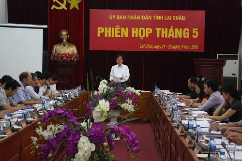 Chủ tịch UBND tỉnh Đỗ Ngọc An điều hành phiên họp