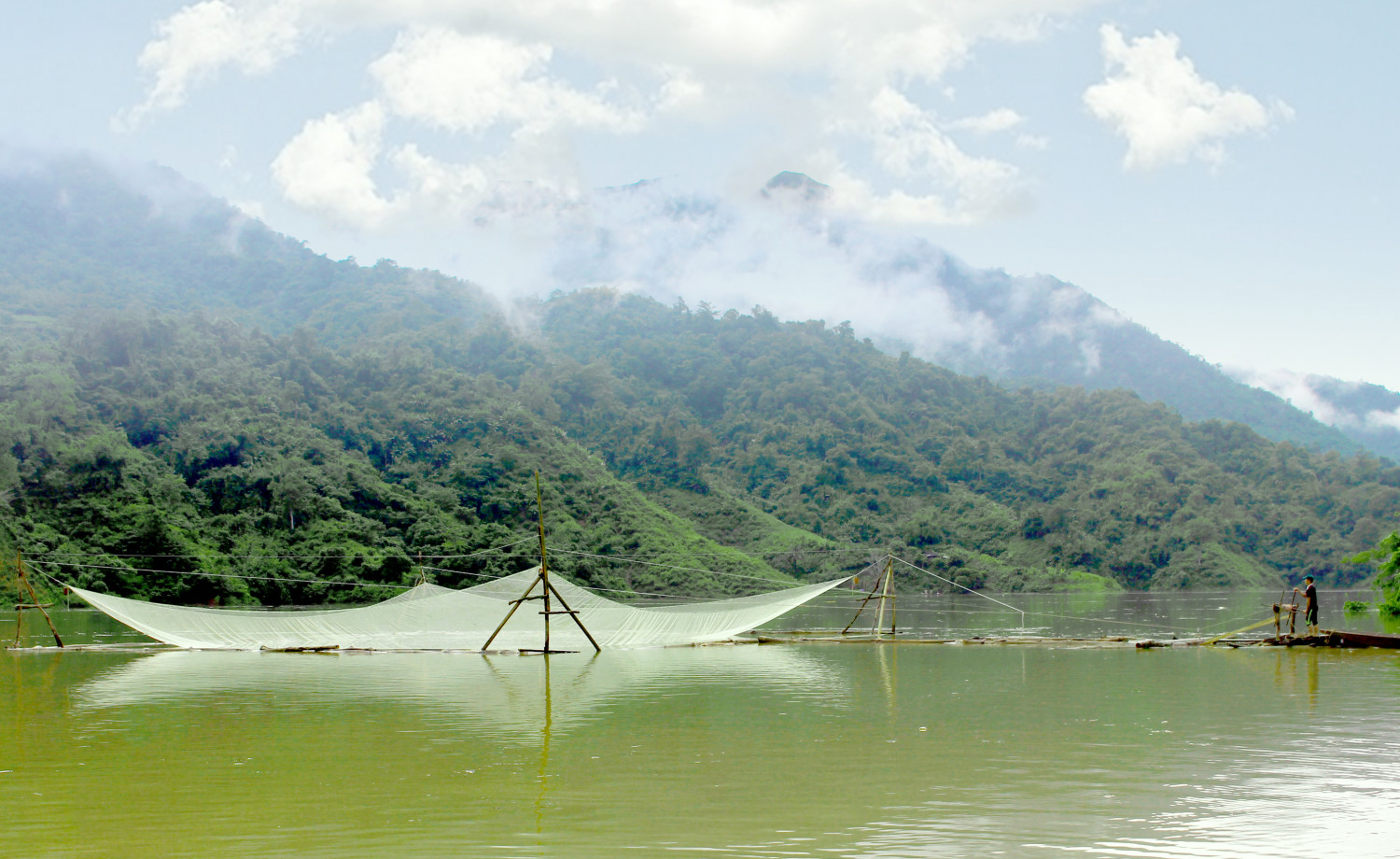 Hệ thống vó bè của người dân bản Nậm Ty (xã Nậm Hàng, huyện Nậm Nhùn) trên mặt hồ thủy điện Sơn La.
