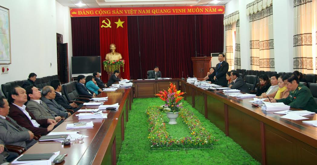 Các đại biểu tham gia thảo luận tại tổ số 2 (gồm: Tân Uyên, Nậm Nhùn, Phong Thổ)