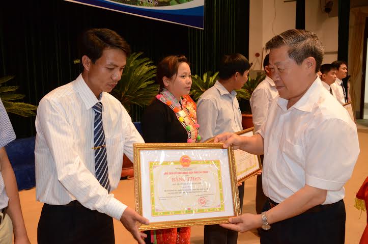 Đồng chí Vương Văn Thành – Ủy viên Ban Thường vụ Tỉnh ủy, Phó Chủ tịch UBND tỉnh, Trưởng BCĐ giảm nghèo tỉnh trao bằng khen cho các cá nhân