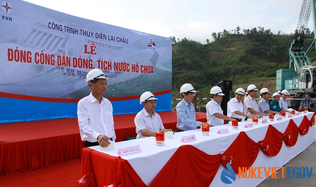 Các đại biểu bấm nút đóng cống dẫn dòng, tích nước hồ chứa công trình thủy điện Lai Châu