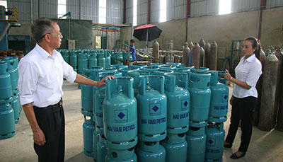 Cán bộ Agribank Chi nhánh huyện Than Uyên cùng lãnh đạo Công ty TNHH dịch vụ gas Hải Vân chia sẻ khó khăn, vướng mắc trong hoạt động kinh doanh.