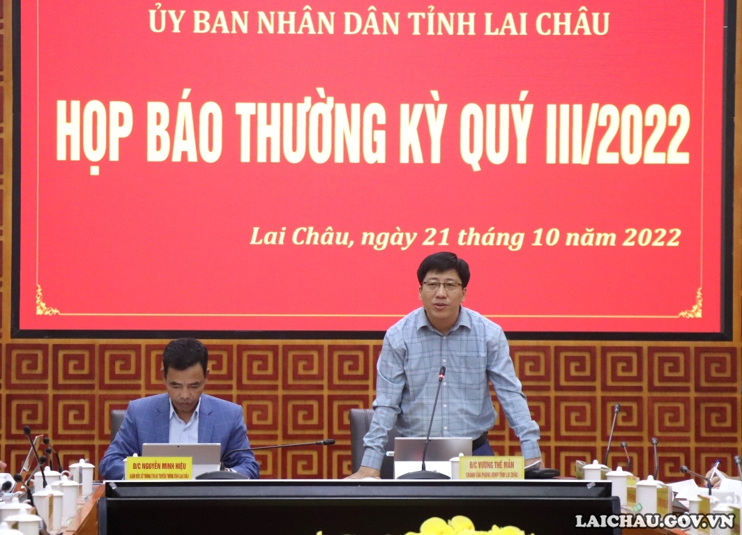 Đồng chí Vương Thế Mẫn - Chánh Văn phòng UBND tỉnh phát biểu chủ trì tại buổi Họp báo.