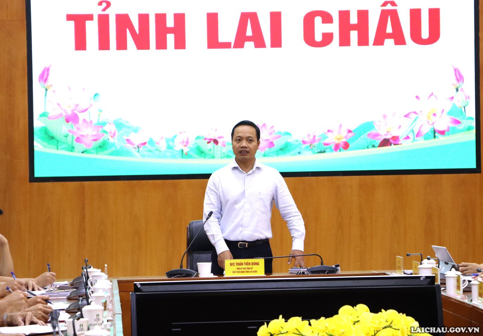 Chủ tịch UBND tỉnh Trần Tiến Dũng hội ý chỉ đạo các nội dung ngay sau Hội nghị trực tuyến Chính phủ với các địa phương.